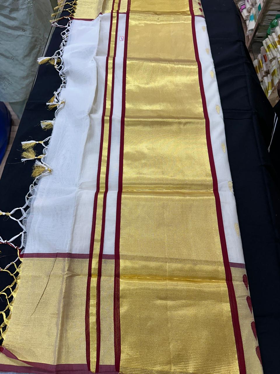 Premium Handloom Kerala Butta Saree with Broad Kasavu Border